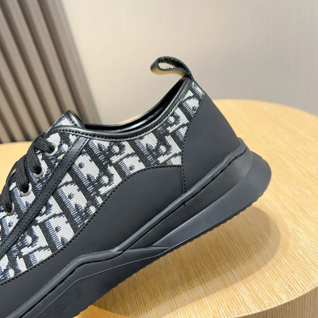Men's shoes 💰P500💰[Dior] Dior casual sports shoes 🇺🇸Sold at the same time at the counter, top-notch Italian original purchase · The upper is made of brand totem cloth with original leather · Comes with first-layer sheepskin feet · (Totem cloth highlights high-end, nobility, and class) Exquisite workmanship (original lining) Sole: Original factory special outsole ⚠️Comfortable, wear-resistant, non-slip, real-life photo🎬The real thing is more beautiful🔍Number: 39-46【45 46 Customized items are non-returnable]